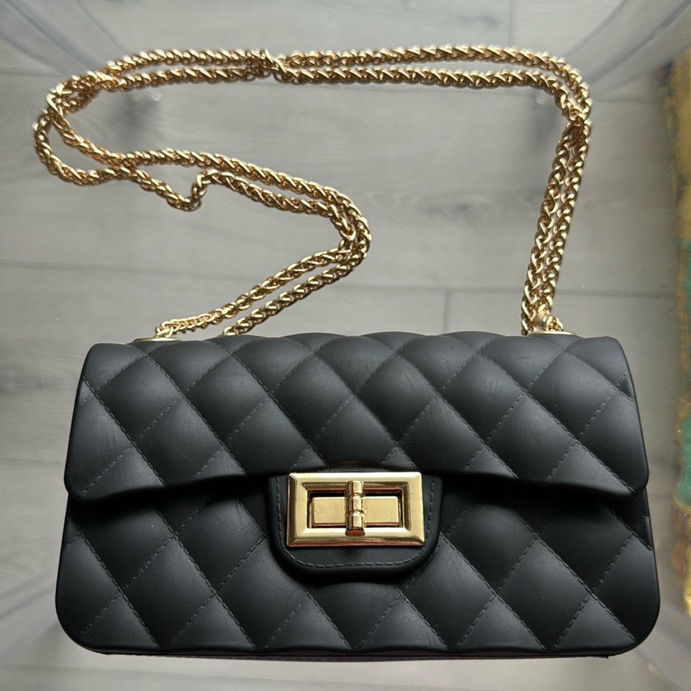 Quilted Matte Black Jelly Purse with adjustable Gold Chain Strap
BRAND NEW!